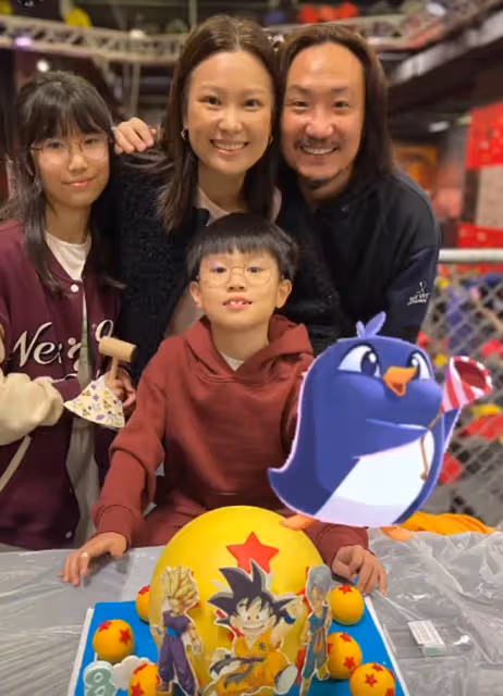 鄭中基為8歲兒子慶生!一家四口同框很溫馨,愛子高顏值像媽媽