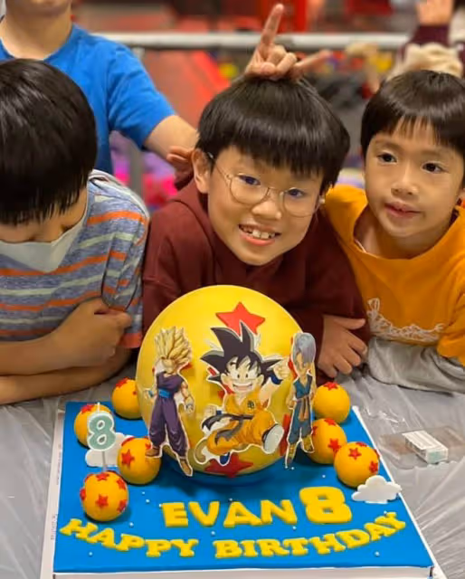 鄭中基為8歲兒子慶生!一家四口同框很溫馨,愛子高顏值像媽媽