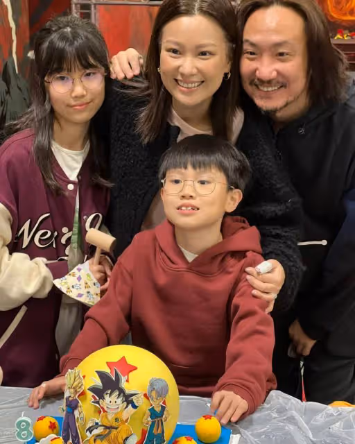 鄭中基為8歲兒子慶生!一家四口同框很溫馨,愛子高顏值像媽媽