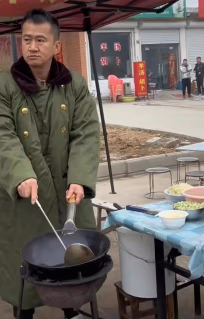 知名演員李嘉明無戲可拍,回老家擺攤賣炒麵,穿百元軍大衣太寒酸
