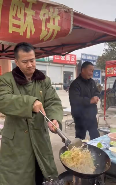 知名演員李嘉明無戲可拍,回老家擺攤賣炒麵,穿百元軍大衣太寒酸