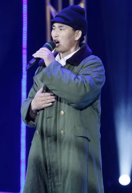 知名演員李嘉明無戲可拍,回老家擺攤賣炒麵,穿百元軍大衣太寒酸
