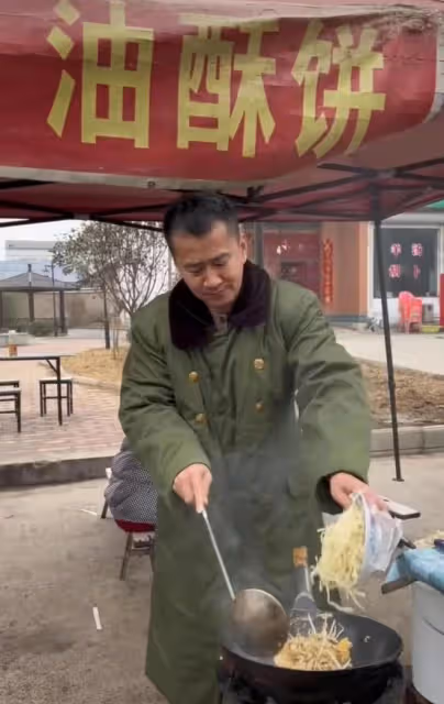 知名演員李嘉明無戲可拍,回老家擺攤賣炒麵,穿百元軍大衣太寒酸
