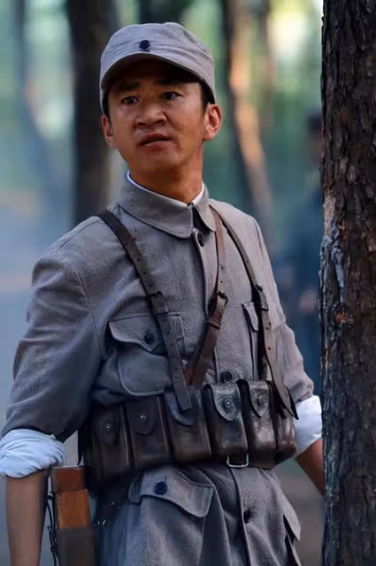 知名演員李嘉明無戲可拍,回老家擺攤賣炒麵,穿百元軍大衣太寒酸