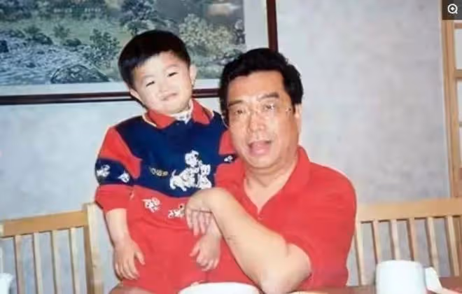 84歲李雙江精神抖擻,小兒子李天一帶給他的傷害,被大兒子治癒了