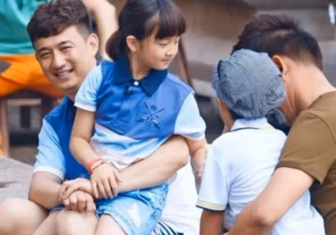 黃多多:不理爭議,繼續穿低胸裝,明星的孩子就不能有穿衣自由?