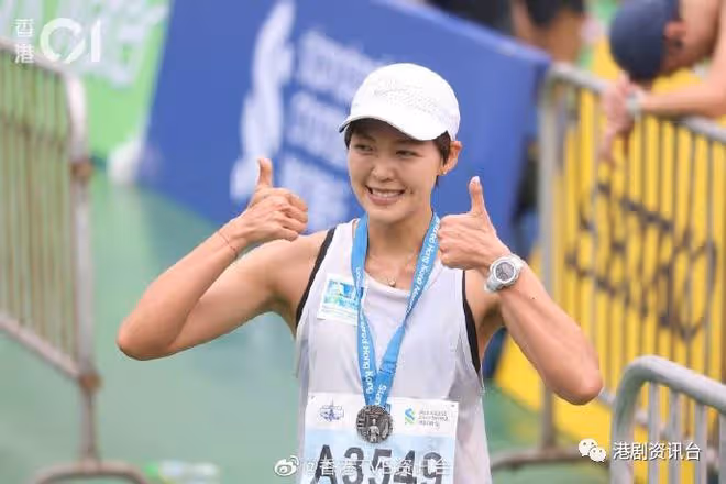 渣馬2023|周潤發1:03:58完成10K賽 蔡思貝時隔5年再跑半馬
