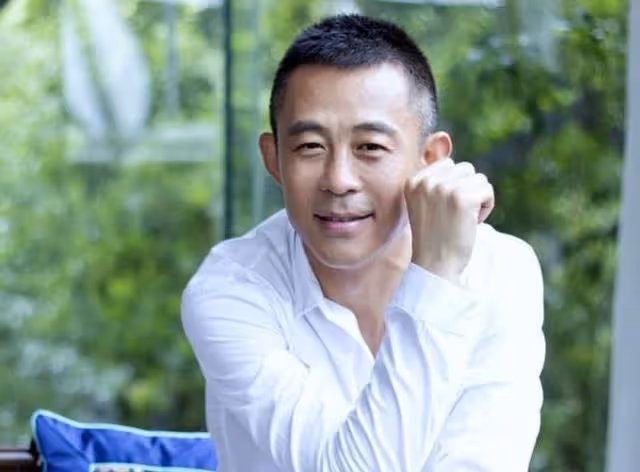 演員侯勇:和第三任小20歲妻子恩愛甜蜜,前妻卻因患病單身至今