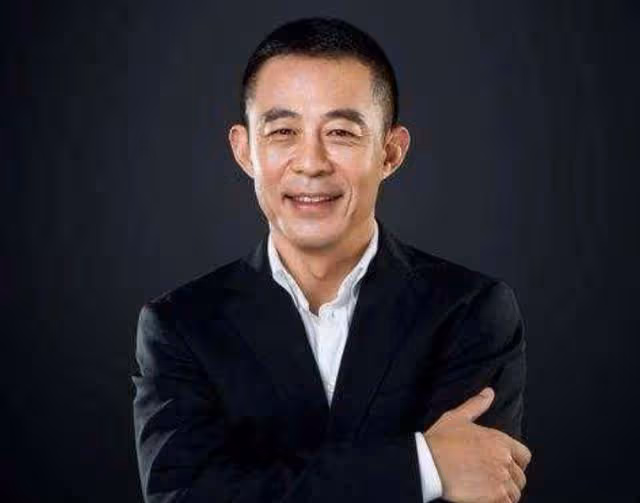 演員侯勇:和第三任小20歲妻子恩愛甜蜜,前妻卻因患病單身至今