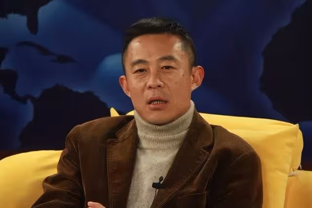 演員侯勇:和第三任小20歲妻子恩愛甜蜜,前妻卻因患病單身至今