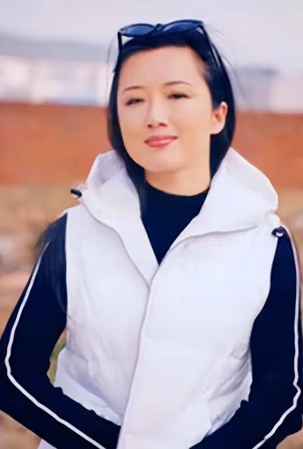 演員侯勇:和第三任小20歲妻子恩愛甜蜜,前妻卻因患病單身至今