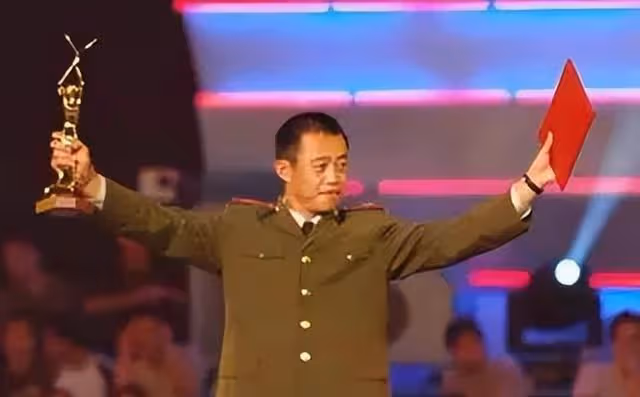 演員侯勇:和第三任小20歲妻子恩愛甜蜜,前妻卻因患病單身至今