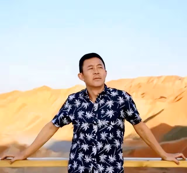 演員侯勇:和第三任小20歲妻子恩愛甜蜜,前妻卻因患病單身至今