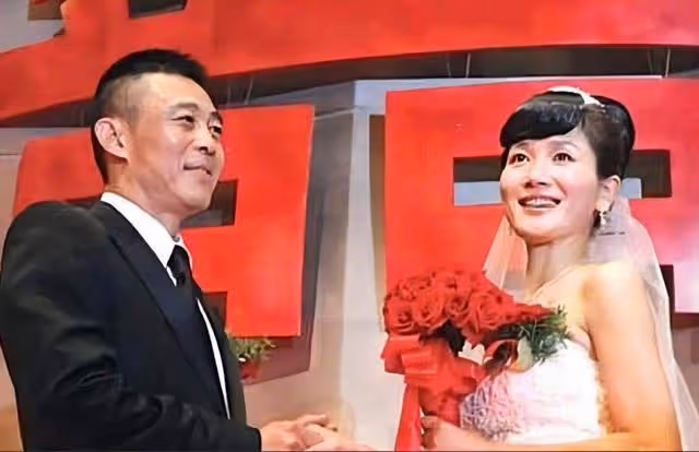 演員侯勇:和第三任小20歲妻子恩愛甜蜜,前妻卻因患病單身至今