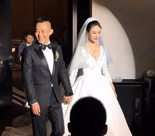 演員侯勇：和第三任小20歲妻子恩愛甜蜜，前妻卻因患病單身至今