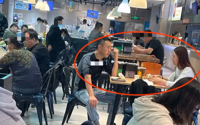 演員侯勇：和第三任小20歲妻子恩愛甜蜜，前妻卻因患病單身至今