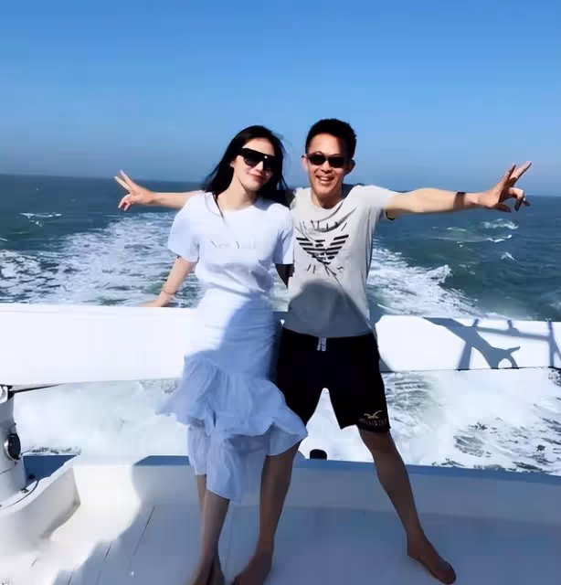 演員侯勇：和第三任小20歲妻子恩愛甜蜜，前妻卻因患病單身至今