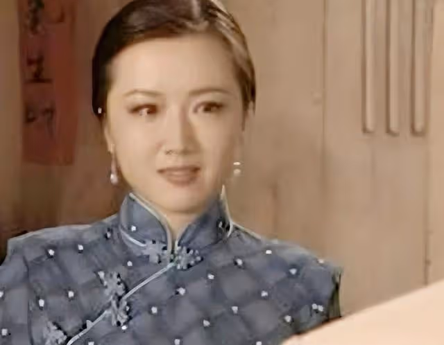 演員侯勇：和第三任小20歲妻子恩愛甜蜜，前妻卻因患病單身至今