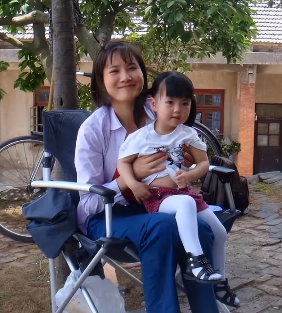 演員侯勇：和第三任小20歲妻子恩愛甜蜜，前妻卻因患病單身至今