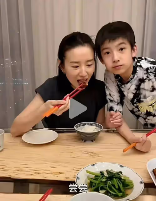 董潔:被傳復合後素顏打球很蒼老,兒子顏值遭吐槽,不帥但單純