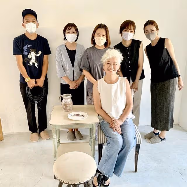 52歲喪夫後，她成為老年模特，滿頭白髮也能閃亮迷人！