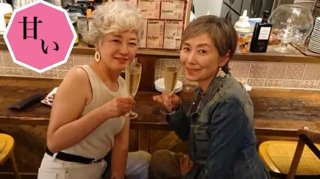 52歲喪夫後,她成為老年模特,滿頭白髮也能閃亮迷人!