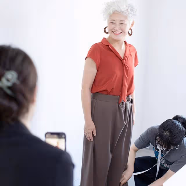 52歲喪夫後,她成為老年模特,滿頭白髮也能閃亮迷人!