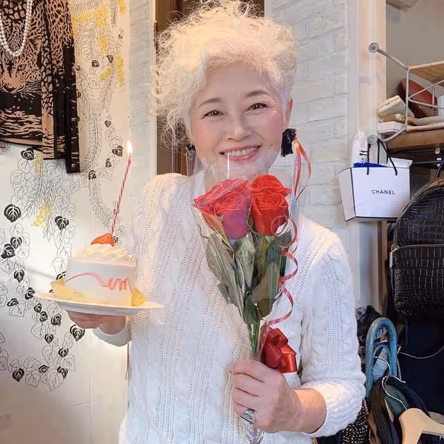 52歲喪夫後,她成為老年模特,滿頭白髮也能閃亮迷人!