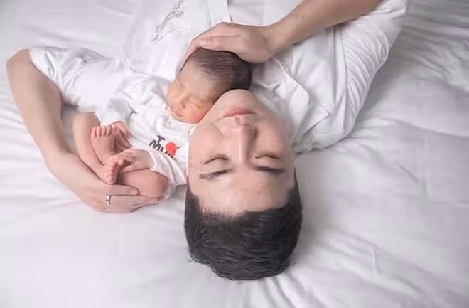 閆學晶兒子曬寫真照,父子倆依偎在一起好有愛,寶寶越來越像爸爸