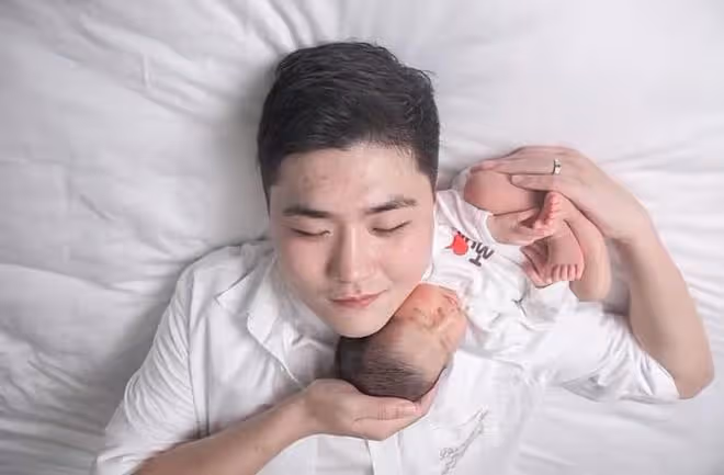 閆學晶兒子曬寫真照,父子倆依偎在一起好有愛,寶寶越來越像爸爸