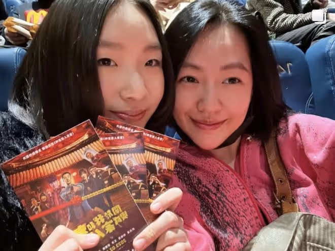 小S17歲長女穿超短裙,Elly秀曼妙身材顏值逆襲,被贊比媽媽漂亮