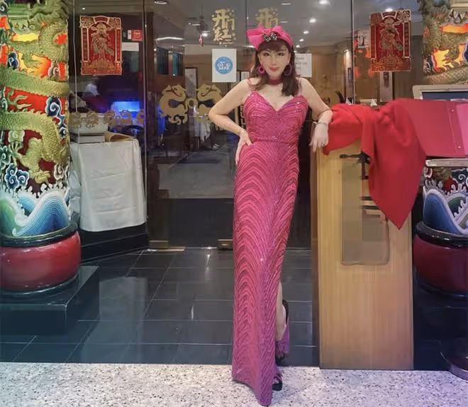 74歲宮雪花酒樓商演！穿弔帶秀身材不服老，站門口留影被指似蠟像