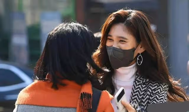 李富真參加兒子畢業典禮,離婚後顏值回春,兒子比三星太子爺爭氣