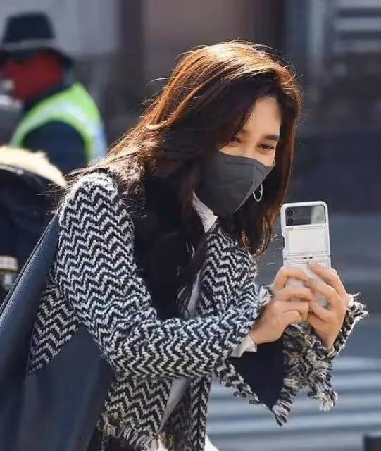 李富真參加兒子畢業典禮,離婚後顏值回春,兒子比三星太子爺爭氣