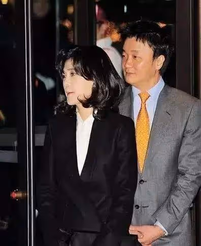 李富真參加兒子畢業典禮,離婚後顏值回春,兒子比三星太子爺爭氣