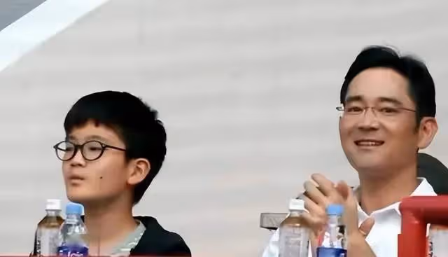 李富真參加兒子畢業典禮,離婚後顏值回春,兒子比三星太子爺爭氣