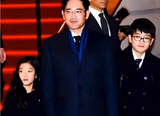 李富真參加兒子畢業典禮,離婚後顏值回春,兒子比三星太子爺爭氣