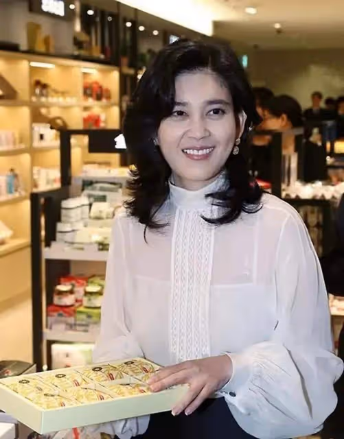 李富真參加兒子畢業典禮,離婚後顏值回春,兒子比三星太子爺爭氣