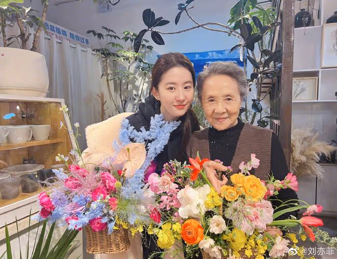 74歲宮雪花近照曝光,穿弔帶裙秀身材不服老,被調侃似蠟像