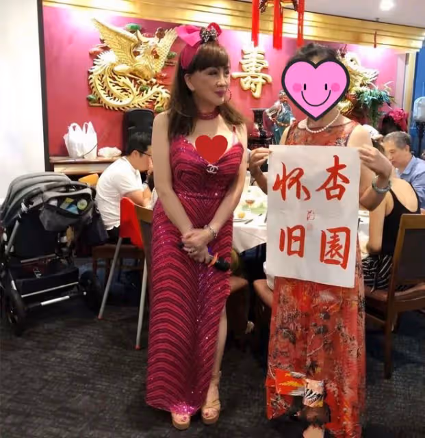 74歲宮雪花近照曝光,穿弔帶裙秀身材不服老,被調侃似蠟像