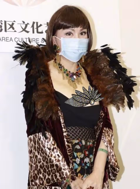 74歲宮雪花近照曝光,穿弔帶裙秀身材不服老,被調侃似蠟像