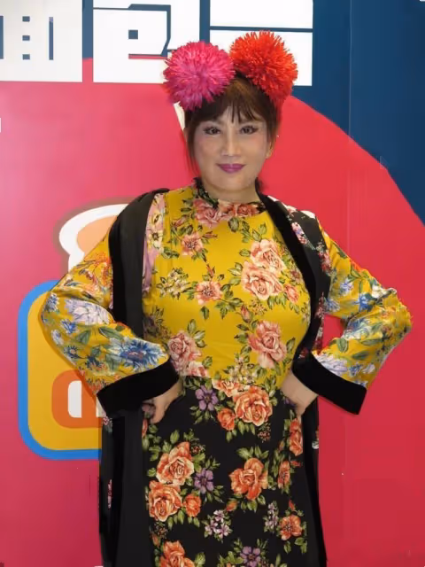 74歲宮雪花近照曝光,穿弔帶裙秀身材不服老,被調侃似蠟像