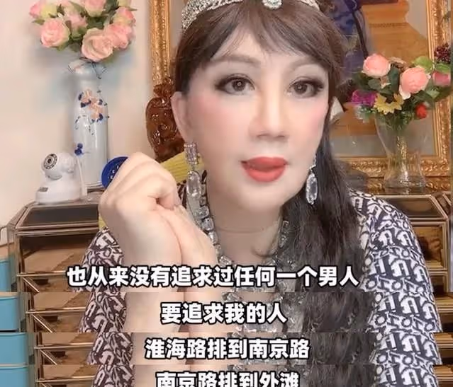74歲宮雪花近照曝光,穿弔帶裙秀身材不服老,被調侃似蠟像