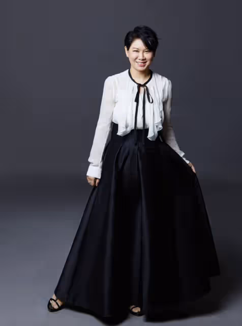 小瀋陽曬全家福為39歲妻子慶生,看著母女擁吻,甜喊老婆「大寶」