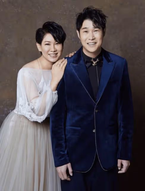 小瀋陽曬全家福為39歲妻子慶生,看著母女擁吻,甜喊老婆「大寶」