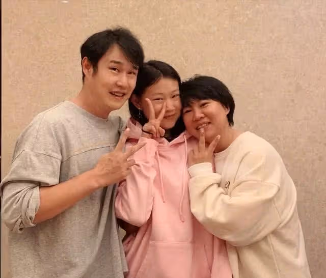 小瀋陽曬全家福為39歲妻子慶生,看著母女擁吻,甜喊老婆「大寶」