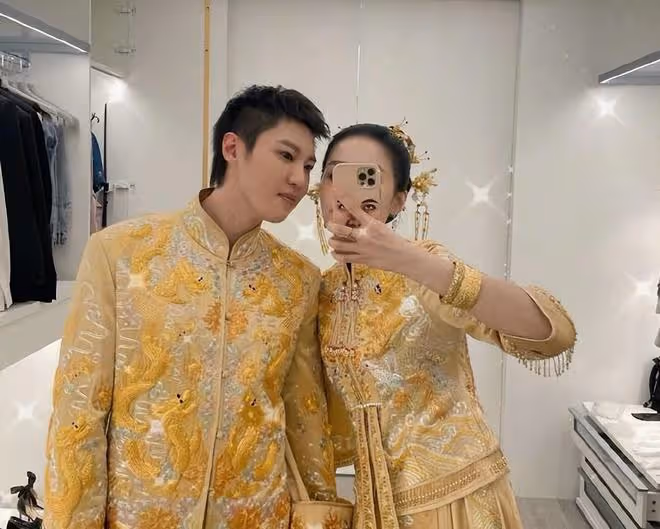 趙本山女兒曬結婚證照,男方表情嚴肅,雙眼圓瞪相當認真