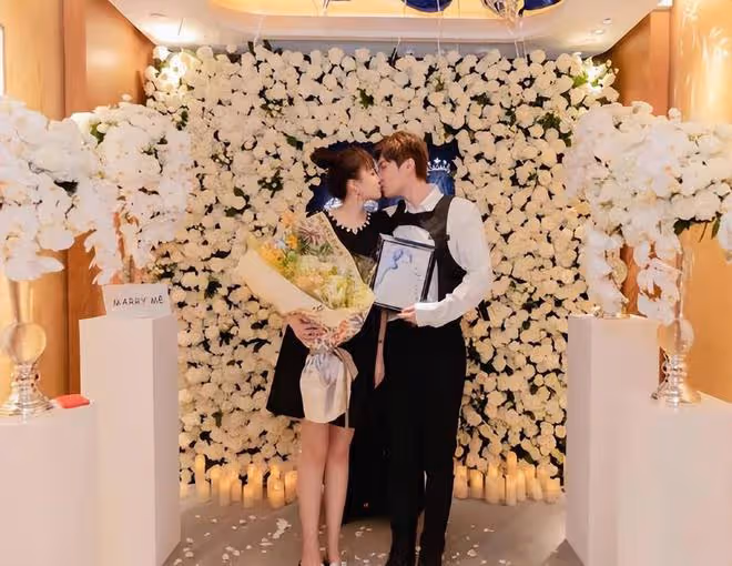 趙本山女兒曬結婚證照,男方表情嚴肅,雙眼圓瞪相當認真