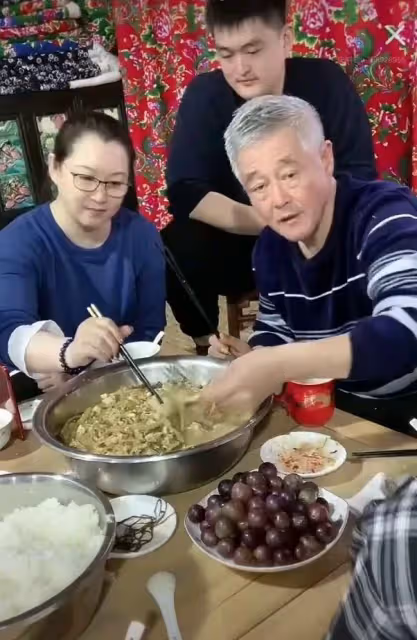 趙本山女兒曬結婚證照,男方表情嚴肅,雙眼圓瞪相當認真