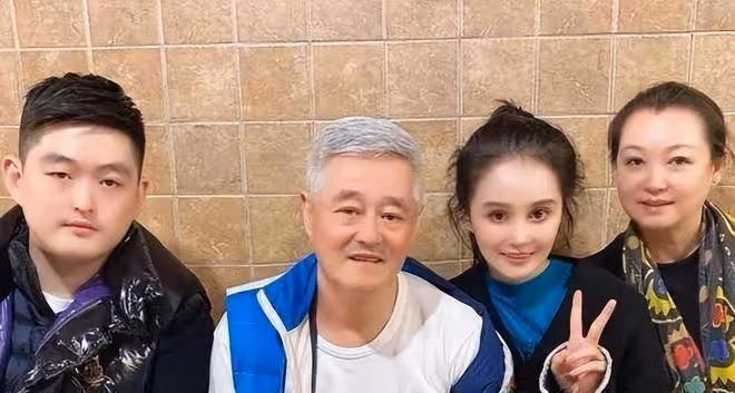 趙本山女兒曬結婚證照,男方表情嚴肅,雙眼圓瞪相當認真